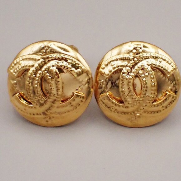 CHANEL CC Logo Matelasse Round Button Earrings 94P Clip-On Gold Vintage 87RL297 - Picture 1 of 12